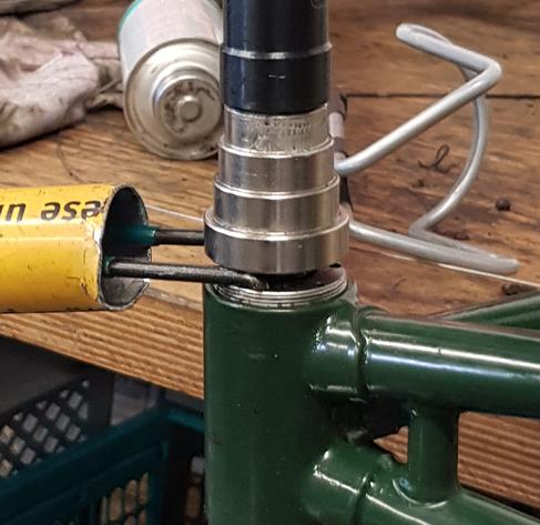 Stirnlochschluessel mit Einpresswerkzeug festgeklemmt, um Rausrutschen zu vermeiden. Rangezoomed.