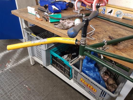 Stirnlochschluessel mit Einpresswerkzeug festgeklemmt, um Rausrutschen zu vermeiden.