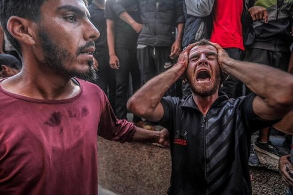 Devant l'hôpital Nasser de Khan Younès, dans le sud de la bande de Gaza, alors que des blessés et les corps des personnes tuées lors d'une frappe israélienne près d'un centre de distribution d'aide humanitaire y sont transportés. © Photo Abed Rahim Khatib / dpa / Sipa