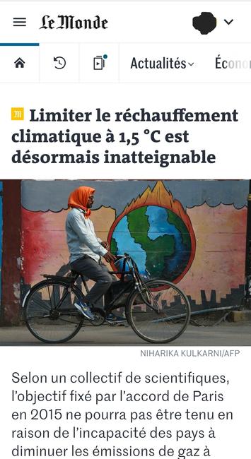 La Une du site LeMonde.fr du 19/06 matin : "Limiter le réchauffement climatique à 1,5°C est désormais inatteignable".
Sur 1 photo on voit un homme au visage bronzé recouvert d'un foulard orange et vêtu d'1 pantalon et d'1 chemisette à manches longues faisant du vélo et passant devant 1 street-art figurant la planète Terre en feu.