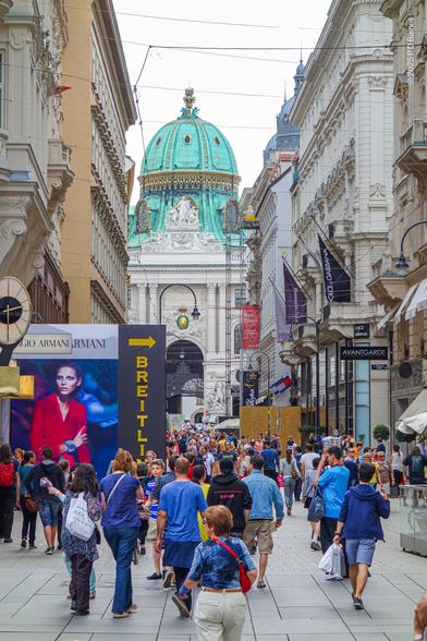 The crowded Kohlmarkt in Vienna, dome of the Hofburg at the end