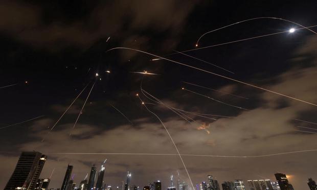 Misiles lanzados por Irán sobre Israel, interceptados a la altura de Tel Aviv, el 16 de junio de 2025. (Ronen Zvulun / Reuters)