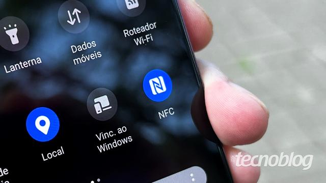 <figure class="wp-block-image size-large wp-lightbox-container"><img alt="NFC em celular Android (imagem: Emerson Alecrim/Tecnoblog)" class="wp-image-732437" height="596" src="https://files.tecnoblog.net/wp-content/uploads/2023/09/nfc-celular-1060x596.jpg" width="1060" /><button class="lightbox-trigger" type="button">
			<svg fill="none" height="12" viewBox="0 0 12 12" width="12" xmlns="http://www.w3.org/2000/svg">
				<path d="M2 0a2 2 0 0 0-2 2v2h1.5V2a.5.5 0 0 1 .5-.5h2V0H2Zm2 10.5H2a.5.5 0 0 1-.5-.5V8H0v2a2 2 0 0 0 2 2h2v-1.5ZM8 12v-1.5h2a.5.5 0 0 0 .5-.5V8H12v2a2 2 0 0 1-2 2H8Zm2-12a2 2 0 0 1 2 2v2h-1.5V2a.5.5 0 0 0-.5-.5H8V0h2Z" fill="#fff">
			</svg>
		</button><figcaption class="wp-element-caption">NFC em celular Android (imagem: Emerson Alecrim/Tecnoblog)</figcaption></figure>


<details class="tb-resumo tb-callout padrao">
    Resumo
    <div class="tb-resumo-topicos tb-callout-texto"><ul>
<li>O NFC 15 vai ampliar a comunicação sem contato para até 2 cm, otimizando pagamentos e transferências de dados.</li>
<li>A nova especificação mantém conexões criptografadas, garantindo segurança nas transações.</li>
<li>Companhias como Apple, Motorola e Google já testam o padrão, mas ainda não há previsão de adoção ampla pela indústria.</li>
</ul>
</div>
</details>


<p>Em um futuro não muito distante, vai ficar mais fácil realizar pagamentos com o seu celular ou smartwatch. Isso porque as especificações do NFC 15 acabaram de ser liberadas. A nova versão da tecnologia tem como 