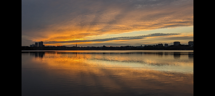 Sonnenaufgang mit Spiegelung auf dem Wasser