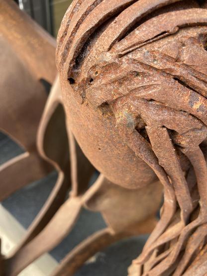 Das Bild zeigt eine detaillierte Nahaufnahme einer Metallstatue, die eine menschliche Figur darstellt. Die Statue besteht aus rostigem Metall, das eine braune Farbe aufweist. Die Struktur der Statue ist aus mehreren dünnen, gestapelten Metallstreifen gebildet, die sich zu einem Haar- oder Schopfdesign verflechten. Die Oberfläche der Statue ist von Rost und Gebrauchsspuren gezeichnet, was ihr ein alterndes und authentisches Aussehen verleiht. Die Statue ist in einem Profilansicht dargestellt, wobei der Kopf leicht nach links geneigt ist. Im Hintergrund ist ein Teil eines weiteren Metallgegenstands zu sehen, der ebenfalls rostig ist. Die Textur der Statue ist rau und uneben, was die Details des Designs hervorhebt.

Bereitgestellt von @altbot, privat und lokal generiert mit Ovis2-8B

🌱 Ener