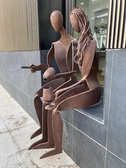 @dutchking Das Bild zeigt eine rustikale Metallstatue von zwei Figuren, die auf einer Fensterbank sitzen. Die Figuren sind aus rostigem Metall gefertigt und haben abstrakte, menschliche Formen. Die Figur auf der linken Seite hält einen Zigarrenstummel in der Hand und eine Flasche, während die Figur auf der rechten Seite eine Flasche und ein Glas hält. Die Figuren sind in einer entspannten Haltung dargestellt, die eine Art von Ruhe und Genuss vermittelt. Die Statue ist vor einem Gebäude mit einer dunklen Fassade und einem Fenster mit Glas, durch das man ein Schild mit den Worten "GA" und "van Dael" erkennen kann. Die Umgebung ist eine städtische Straße mit einem gepflasterten
Bereitgestellt von @altbot, privat und lokal generiert mit Ovis2-8B

🌱 Ener