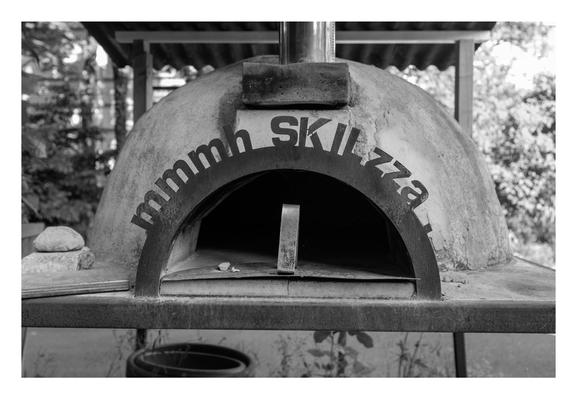 Un four à pizza à l'EPFL, sur lequel il est inscrit «mmmh SKILzza»