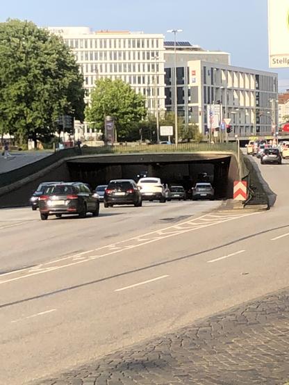 Artère de circulation routière, traversant la ville de Hambourg