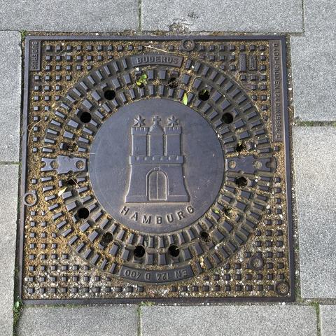Plaque en fonte de rue aux armes de Hambourg