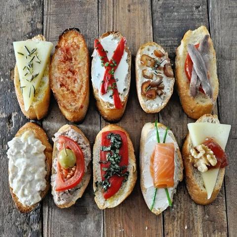 Tapas, amuse-gueules sur petites tartines typiques de la gastronomie espagnole