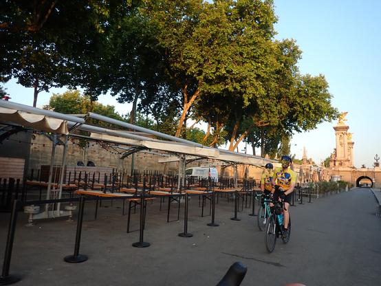 Deux cyclistes avec le même maillot jaune