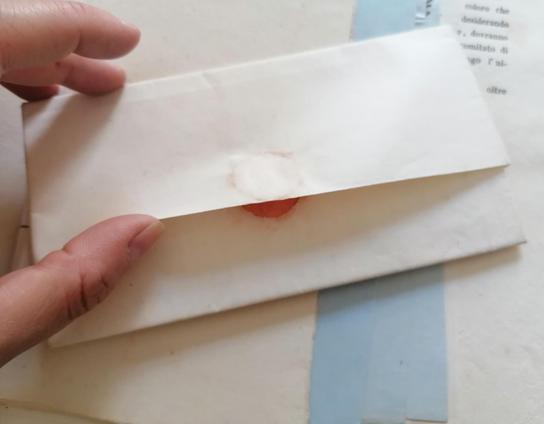 Una lettera ancora chiusa del XIX secolo. C'è il sigillo e non c'è modo di conoscere la data esatta senza aprirla.
Sullo sfondo,  carteggio vario coevo.