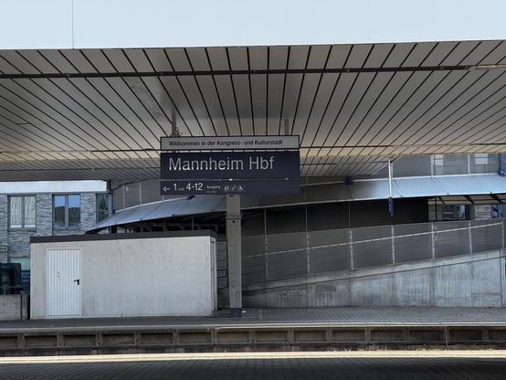 Ein Bahnsteig, darüber ein Schild: Mannheim Hbf