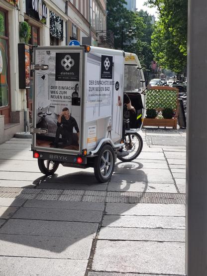 Lastenrad einer Sanitärfirma mit Kofferaufbau.