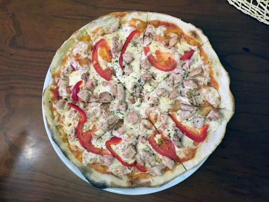 Pizza im Antik Café in der Nazarethkirchstraße. Foto: Andreas Oertel