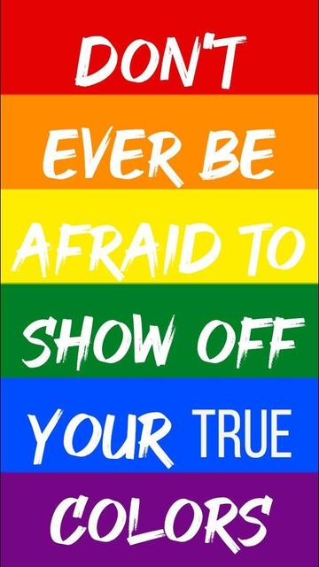 DON'T
EVER BE
AFRAID TO
SHOW OFF
YOUR TRUE
COLORS
in weissen Buchstaben auf regenbogenfarbenen Streifen geschrieben