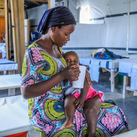 A mother tends to her child receiving care for cholera at the Mugunga Cholera Treatment Unit in Karisimbi Health Zone. WHO extends its gratitude to UNCERF for the vital support in the fight against cholera in North Kivu.