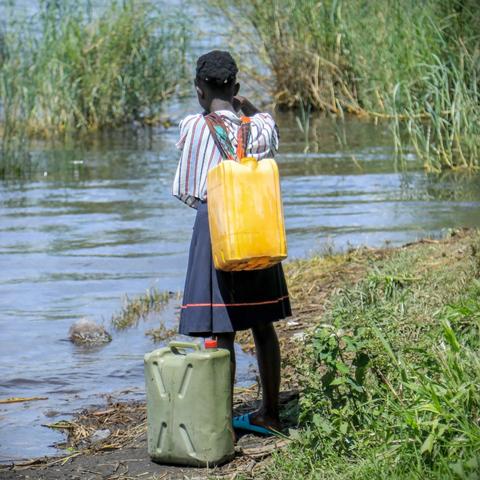 A young girl prepares to collect water from Lake Kivu – an essential daily task that carries hidden danger. In North Kivu, where conflict continues to displace communities, unsafe water sources like this remain a major driver of cholera transmission. WHO warns that without access to clean water, the most vulnerable continue to face life-threatening risks.