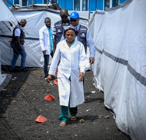 Ms Joyce Kabugho, manager of the Buhimba Cholera Treatment Unit, joins the WHO team during a visit to the CTU in Goma Health Zone to assess ongoing response efforts.  Goma, Democratic Republic of the Congo