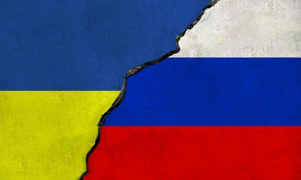 Las banderas de Ucrania y Rusia, enfrentadas. (Getty Images)