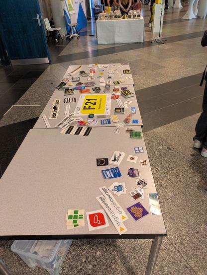 Bild zeigt Stickertisch mit den ersten Stickern aus dem ChCH.