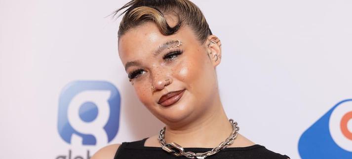 Lola Young se rompe a llorar después de un problema técnico durante su actuación del Capital Summertime Ball 2025. / Jo Hale