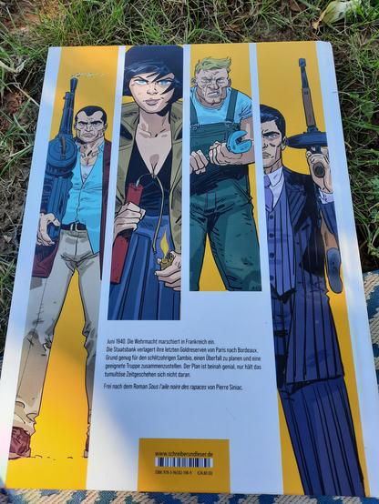Backcover des Comics mit en 4 Gangstern des Frontcovers. Darunter der Text:
Juni 1940. Die Wehrmacht marschiert in Frankreich ein.
Die Staatsbank verlagert ihre letzten Goldreserven von Paris nach Bordeaux.
Grund genug für den schlitzohrigen Sambio, einen Überfall zu planen und eine
geeignete Truppe zusammenzustellen. Der Plan ist beinah genial, nur hält das
tumultöse Zeitgeschehen sich nicht daran.
Frei nach dem Roman Sous l'aile noire des rapaces von Pierre Siniac.
