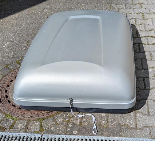 Foto von einer grauchen Dachbox.
