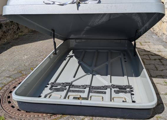 Dieselbe Dachbox, Blick ins Innere