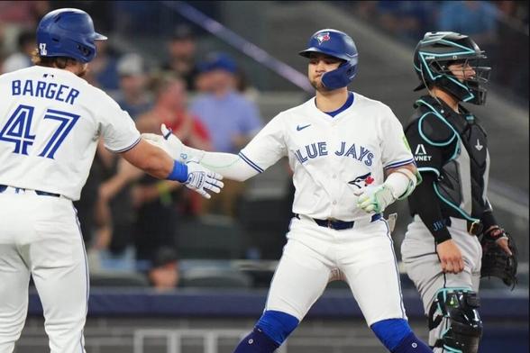 Bichette homers, Guerrero drives in 3 as Blue Jays dump Diamondbacks 8-1