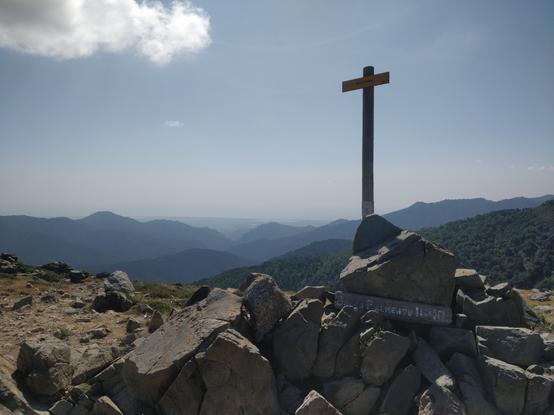 Photo d'un panneau de col avec des montagnes derrière