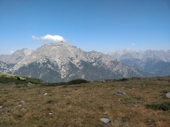 Photo d'une montagne avec un petit nuage accroché au sommet
