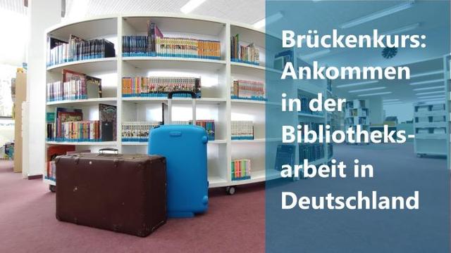 Zwei Koffer stehen vor einem Bücherregal. Text: “Brückenkurs: Ankommen in der Bibliotheksarbeit in Deutschland.” Leslie Kuo, CC BY-SA.
