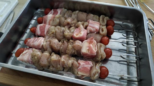 5 Grillspiese liegen in einer Edelstahlform