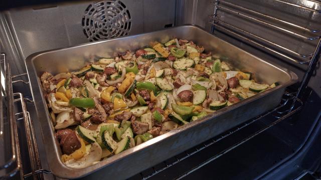 Gemüse in einer Edelstahlform im Backofen