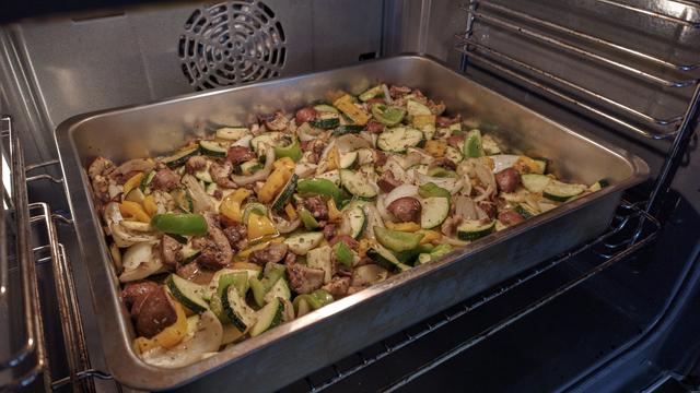 Gemüse in einer Edelstahlform im Backofen