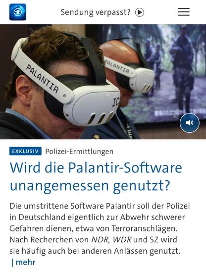 Zwei Männer tragen Virtual-Reality-Headsets mit der Aufschrift „PALANTIR“, während im Hintergrund unscharf uniformierte Personen vor einer Dschungelkulisse zu sehen sind. Das Bild vermittelt eine dystopische Atmosphäre zwischen Überwachungstechnologie und militärisch-polizeilichem Einsatzszenario. Die Szene wirkt symbolisch für die Verschmelzung von digitaler Kontrolle, staatlicher Macht und Realitätsverzerrung durch Technik. Es steht exemplarisch für die Frage, ob Werkzeuge wie Palantir wirklich Sicherheit schaffen – oder eher ein autoritäres Kontrollregime einleiten.

⸻

📷 Image Description – English

Two men are wearing virtual reality headsets labeled “PALANTIR,” while the blurred background shows uniformed figures in a jungle-like setting. The image evokes a dystopian atmosphere, suggesting the fusion of surveillance technology, state power, and digitally altered perception. It symbolically represents the critical question: does software like Palantir truly protect society—or is it the vanguard of a new authoritarian control regime?
🖖
