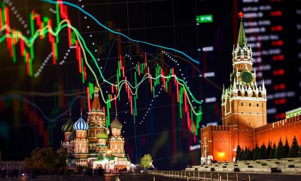 Kremlin de Moscú sobre el trasfondo de los datos económicos. (Getty Images)