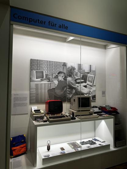 Ausstellungsvitrine im Technoseum: „Computer für alle“
