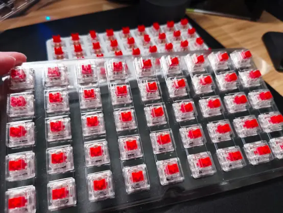 80 rote Keychron Tastatur Switches, versandfertig in zwei Plastik-Trays verprackt.