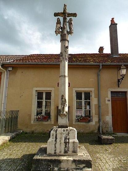 Croix en pierre à #Dolaincourt (#Vosges) Construction 1er quart XVIe siècle. Croix en pierre du XVIe siècle située devant l'église : classement par arrêté du 14 juin 1909.
Suite 👉 https://monumentum.fr/monument-historique/pa00107128/dolaincourt-croix-en-pierre
#Patrimoine #MonumentHistorique
Photo CC-BY-SA 4.0 : Laberus