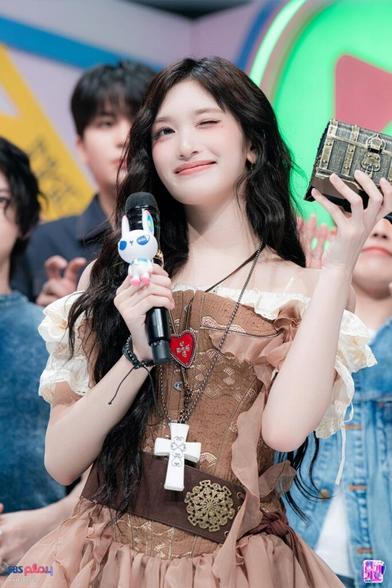 250619 MC LEESEO @ SBS Inkigayo (خلف الصور الفذ. MCS MOON SEONGHYUN & ZEROBASEONE YUJIN) (250615)