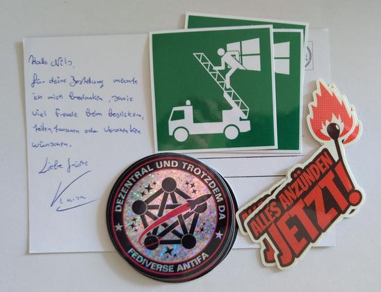Aufkleber 
- Windows Ausstieg (ähnelt Fluchtweg)
- Dezentral und trotzdem da , Fediverse Antifa, mit Fedi System Logo
_ Spruch "Alles anzünden jetzt" mit brennendem Streichholz