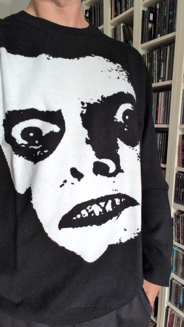 Schwarzer Pulli
Mit weißem Gesicht des Pazuzu Dämons aus Der Exorzist