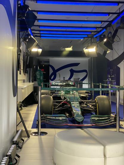 An Aston Martin F1 car exposed in Montréal
- - -
Une voiture Aston Martin F1 exposée à Montréal