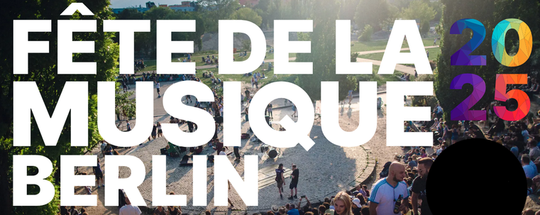 Screenshot (modifiziert) von der offiziellen Website der Fête de la Musique: https://www.fetedelamusique.de/

Der Text „Fête de la Musique 2025“ steht über einem Bild eines kleinen Konzerts in einem Berliner Park.