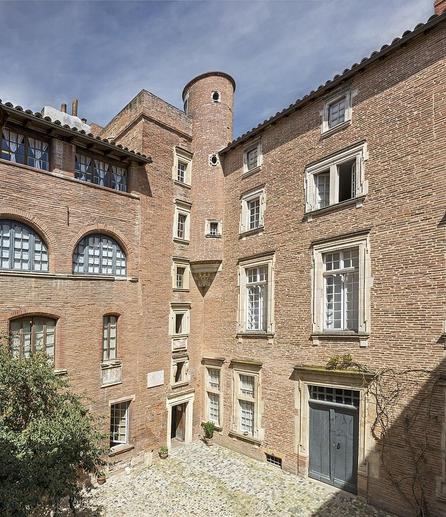 Hôtel Dumay à #Toulouse (#HauteGaronne) L'hôtel est dû à Antoine Dumay, Bourguignon qui fit ses études de médecine à Montpellier avant de devenir régent de la faculté de médecine de Toulouse et médecin de Margu...
Suite 👉 https://monumentum.fr/monument-historique/pa00094546/toulouse-hotel-dumay
#Patrimoine #MonumentHistorique
Photo CC-BY-SA 4.0 : Didier Descouens
