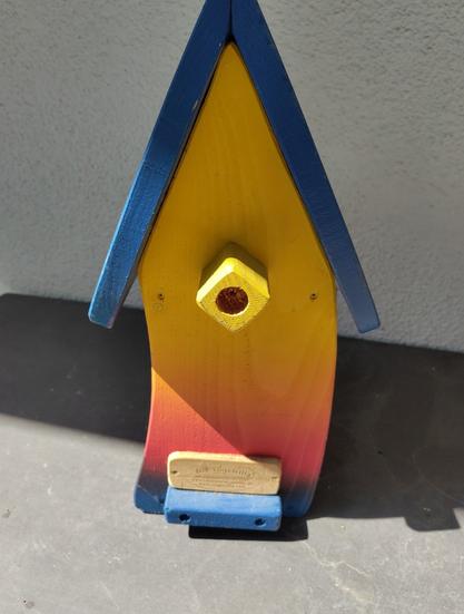 Rückseite einer bunten Vogelvilla...