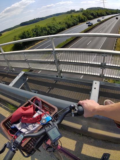 Photo prise au volant d'un vélo sur un pont surplombant l'autoroute (que j'aurai pris en temps normal).