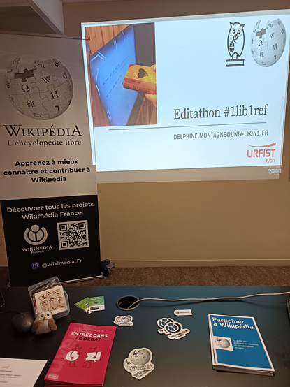 Un powerpoint 1lib1ref avec des goodies Wikipédia au premier plan.